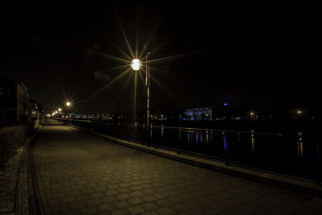 Fototapeta na wymiar Uferpromenade an der Elbe in Magedeburg bei Nacht