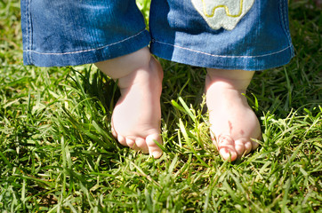 Children's feet are in the grass