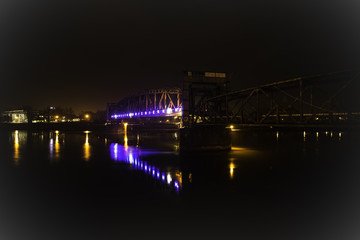 Beleuchtete Brücke in Magdeburg