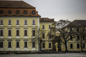 Obraz premium Justizministerium in Magdeburg an einem Wintertag