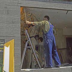 Handwerker baut Fenster aus