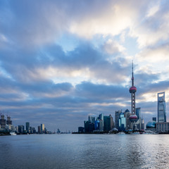 Fototapeta premium Panoramę Szanghaju, zabytki Szanghaju z rzeką Huangpu w Chinach.