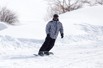 Fototapeta na wymiar man snowboarding in winter