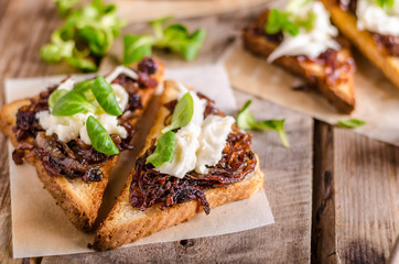 Rustic toast with caramelized onion and goat cheese