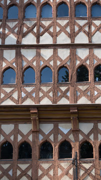 Fachwerkfassade eines Hauses in Guingamp, Bretagne, Frankreich
