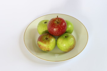  ripe apples on the plate