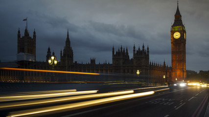 Plakat LONDON, UK - APRIL: Traffic and pedestrians on Westminster Bridge near Big Ben and Parliament