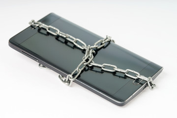 Smartphone / schwarzes Smartphone mit einer Kette