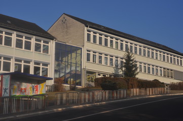 Naklejka premium Schulhaus, Schulgebäude