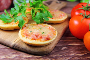 домашняя пицца с салями,сыром и свежей зеленью