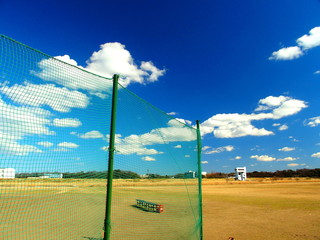 Fototapeta premium ネットのある早春の河川敷風景