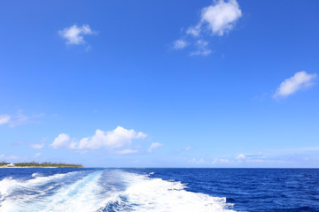 美しい沖縄の海と夏空
