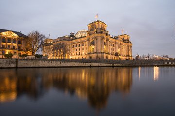 Fototapeta na wymiar Reichstag am Abend mit Spree im Vordergrund