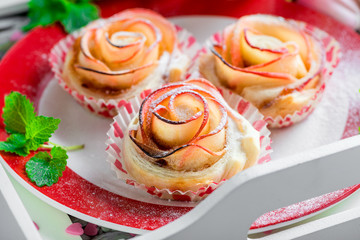 Kleine Kuchen aus Apfel und Blätterteig in Form einer Rose, Apfelrose, Cupcake