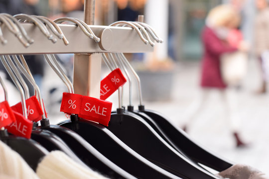 B&uuml;gel Kleidung im Innenstadt. Rote Markierung f&uuml;r Season Schluss Ausverkaufen.