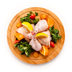 Grilled chicken legs with chips and vegetables 