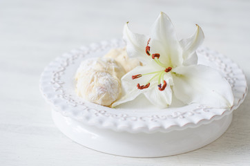 Obraz na płótnie Canvas White lily on a white plate and a white background