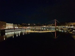 Fototapeta na wymiar Lyon la nuit - vue panoramique de la passerelle du palais de justice et des quais de Saône