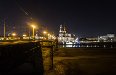 Dresden an der Elbe zur blauen Stunde