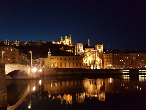 Colline de Fourvi&egrave;re vue de nuit &agrave; Lyon