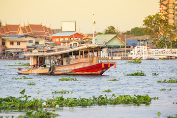 Fototapeta na wymiar Chao Phraya River and boat life and living in river
