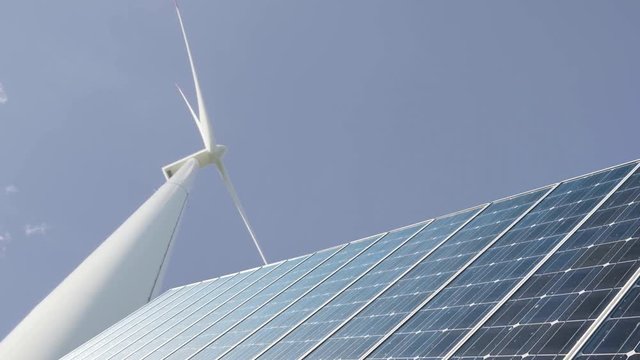 Wind Turbine und Solar Panel mit blauem Himmel Hintergrund eingezoomt