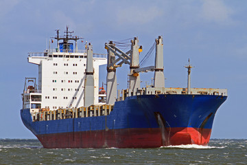 Blaues Frachtschiff mit Kränen