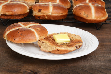 Obraz na płótnie Canvas toasted hot cross bun on plate