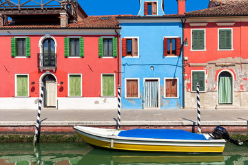 Fototapeta na wymiar Boat and colorful houses of Burano, Italy.