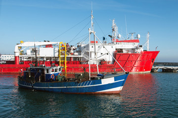Fischkutter und Frachtschiff auf der Ostsee