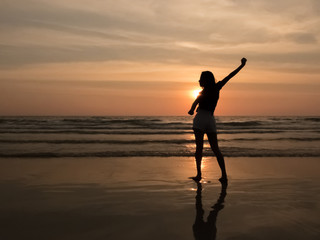 Fototapeta premium silhouette woman on the beach