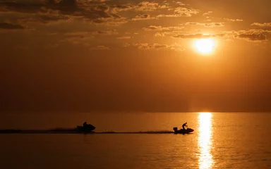 Abwaschbare Fototapete Wasser Motorsport Silhouette Jetski im Seelandschaftshintergrund