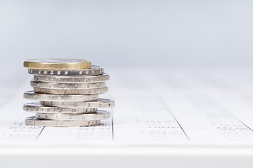 Ein Stapel Eurom&uuml;nzen auf einer Tabelle, Hintergrund