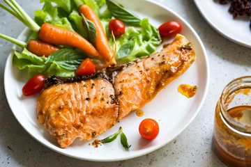 Grilled Salmon with salad