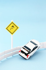 スピードオーバー　危険運転イメージ