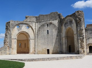 Fototapeta na wymiar Charente-Maritime - Abbaye de Trizay - Ruines de l'église