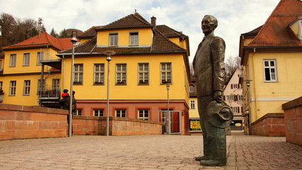 Bronzestatue von  Hermann Hesse in Calw auf der Nikolausbrücke