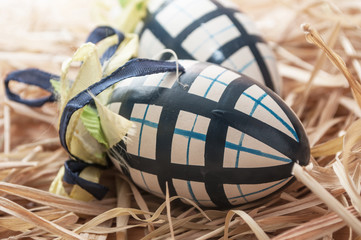 Oeufs de Pâques décorés dans un nid