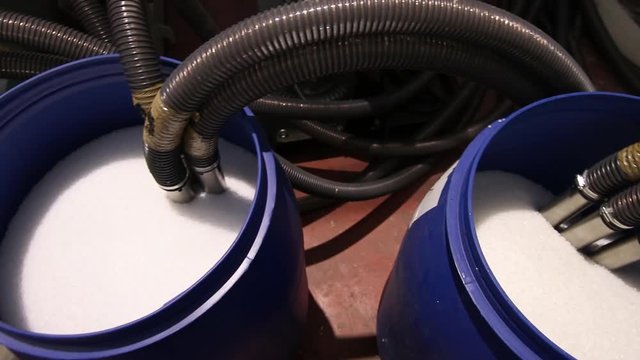 Plastic containers with polymer particles