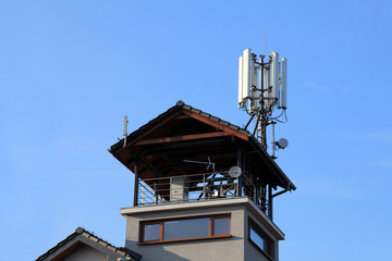 Fototapeta na wymiar Straż pożarna, wieża z antenami satelitarnymi.