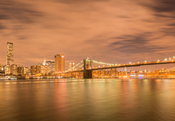 Naklejka premium Nocny widok na Manhattan i Brooklyn Bridge