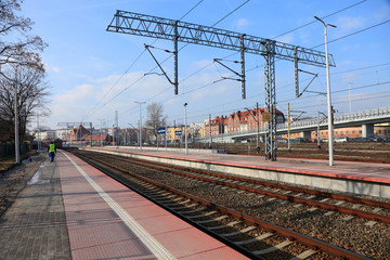Szyny kolejowe, perony na dworcu w Opolu.