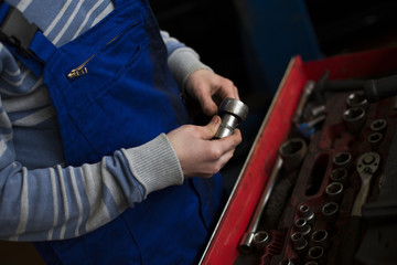 Ein Mechniker in der Werkstatt