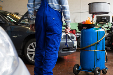 Ein Mechniker in der Werkstatt repariert das Auto