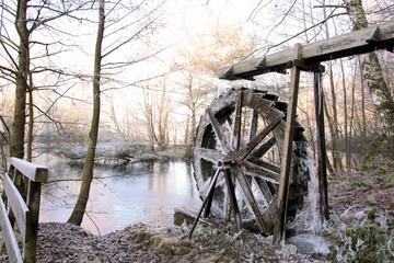 Wasserrad im Winter