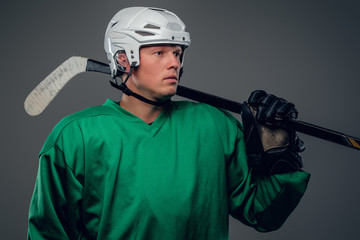 Naklejka premium Portrait of hockey player isolated on grey background.
