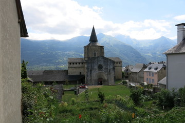 Fototapeta na wymiar eglise dans les Pyrénées
