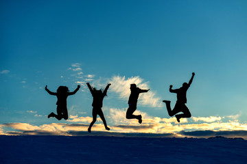 havaya zıplayan genç arkadaş grubu