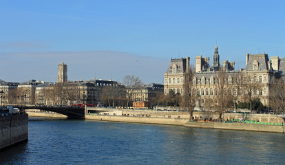 Fototapeta na wymiar Paris, la Seine et la Mairie de Paris