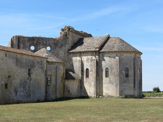 Fototapeta na wymiar Charente-Maritme - Abbaye de Trizay - Chevet de l'ancienne église